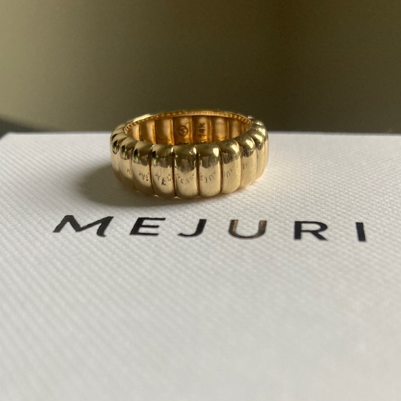 VGUC Mejuri Charlotte Ring, size 6 - Picture 3 of 6